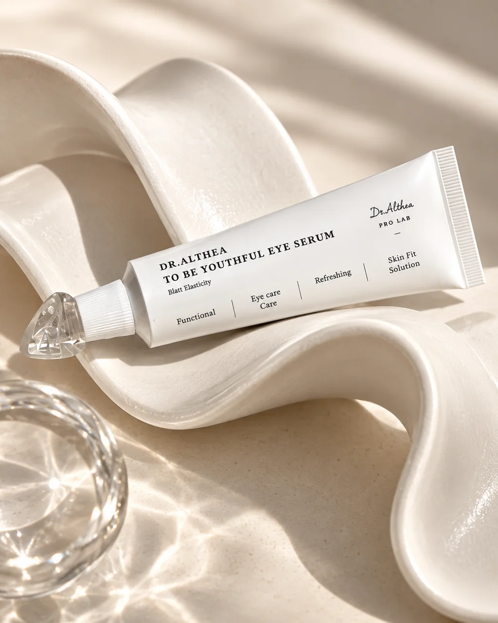To Be Youthful Eye Serum — mise en scène du soin